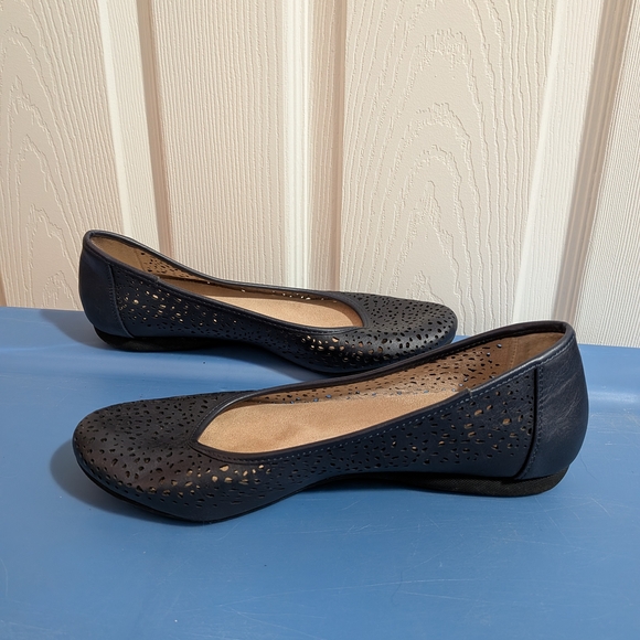Women's Black Ballet Flats - Picture 2 of 4